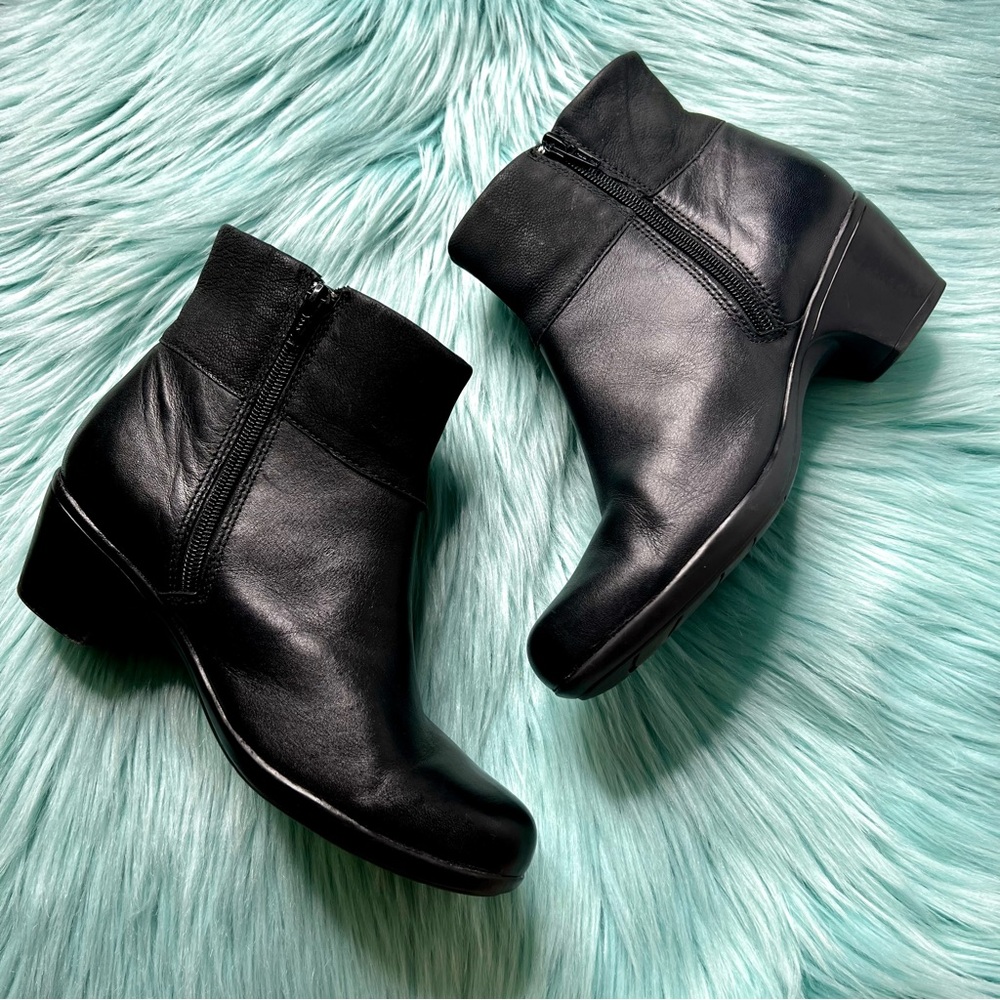 Clarks Black Soft LEATHER Classic Buckle Zip Up Ankle Booties Women’s 6.5 - Picture 4 of 9